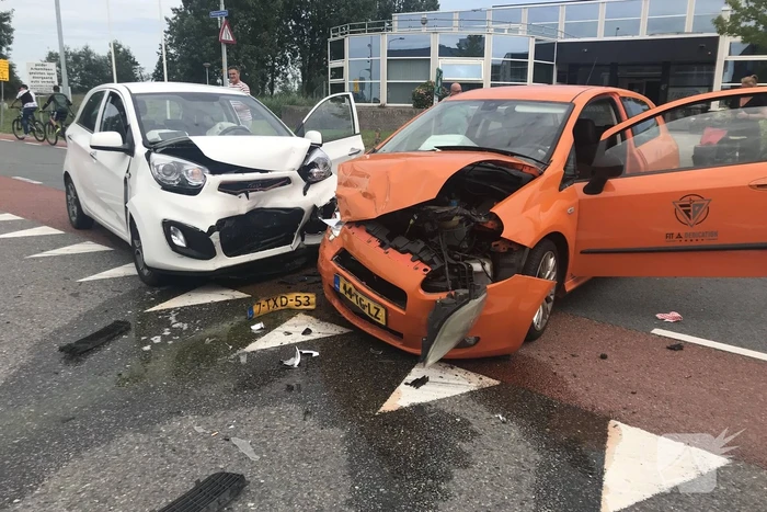 Twee auto's flink beschadigd na aanrijding