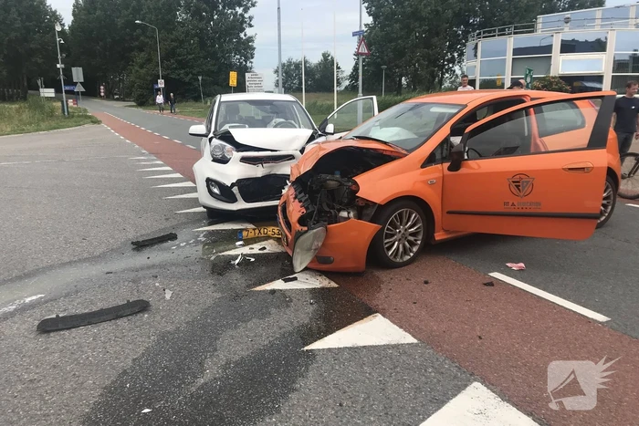 Twee auto's flink beschadigd na aanrijding