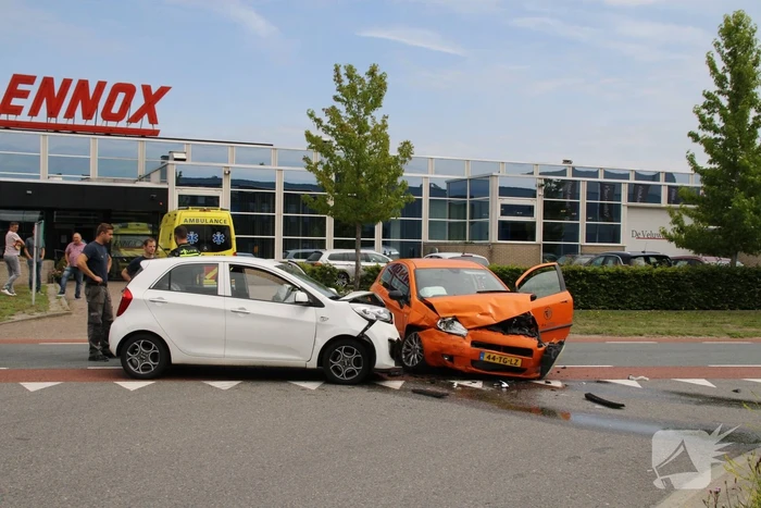 Twee auto's flink beschadigd na aanrijding