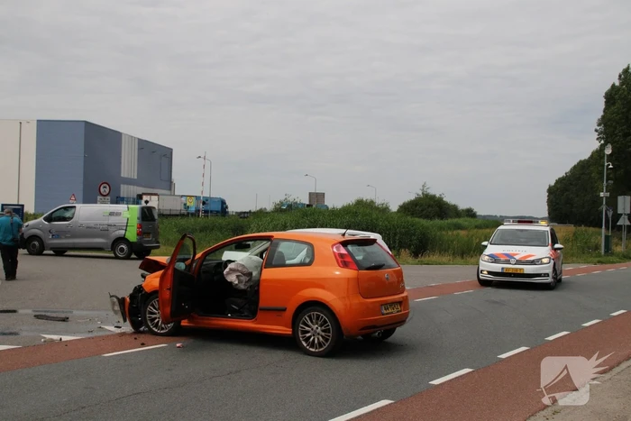 Twee auto's flink beschadigd na aanrijding