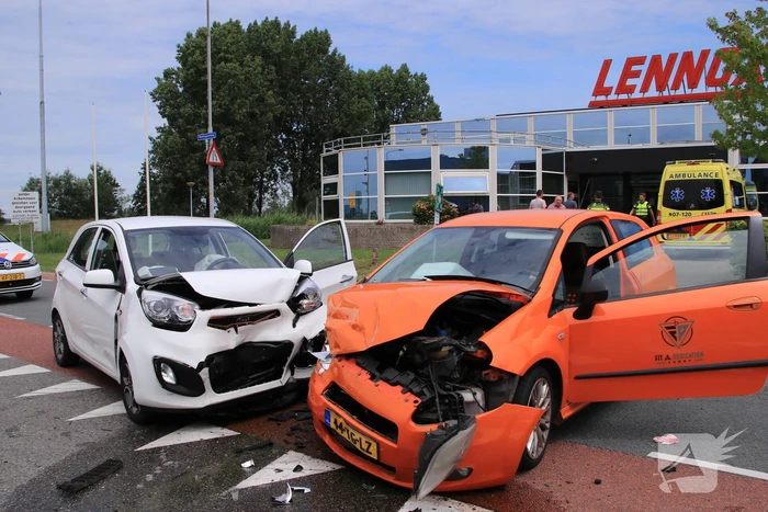 Twee auto's flink beschadigd na aanrijding
