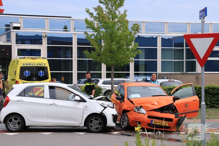 Twee auto's flink beschadigd na aanrijding