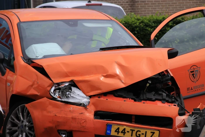 Twee auto's flink beschadigd na aanrijding