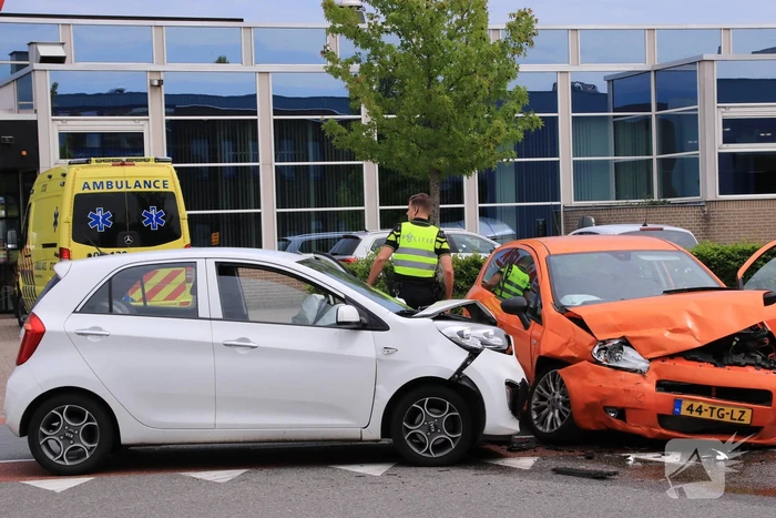 Twee auto's flink beschadigd na aanrijding