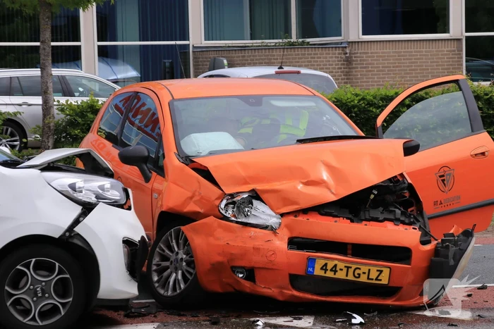 Twee auto's flink beschadigd na aanrijding