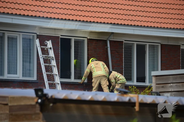 Brand in spouwmuur snel onder controle
