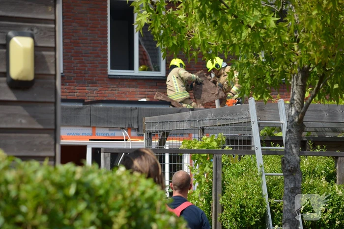 Brand in spouwmuur snel onder controle