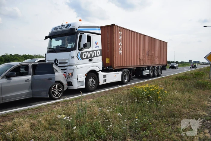 Vrachtwagen botst achterop personenauto voor stoplichten