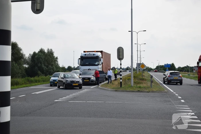 Vrachtwagen botst achterop personenauto voor stoplichten