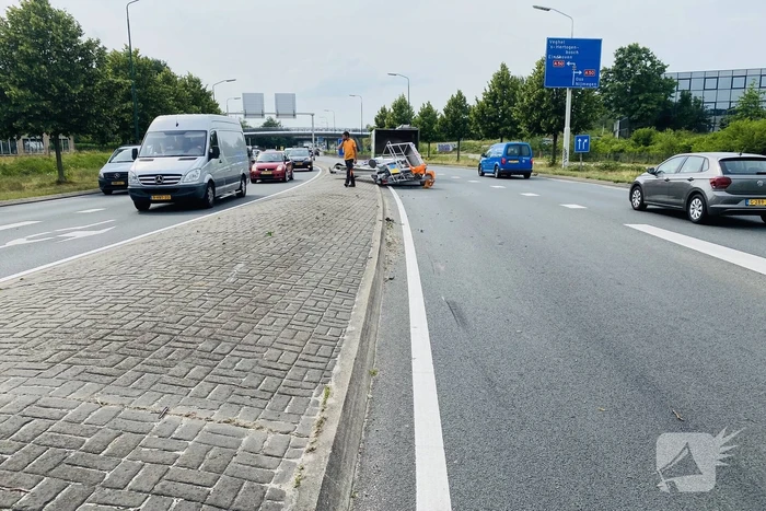 Hoogwerker valt van aanhanger
