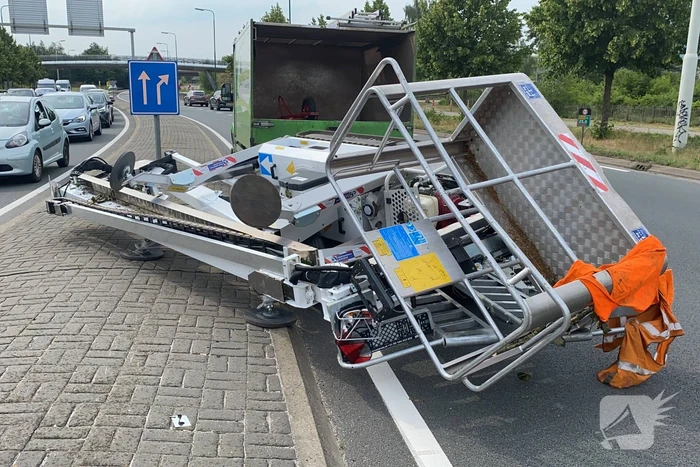 Hoogwerker valt van aanhanger