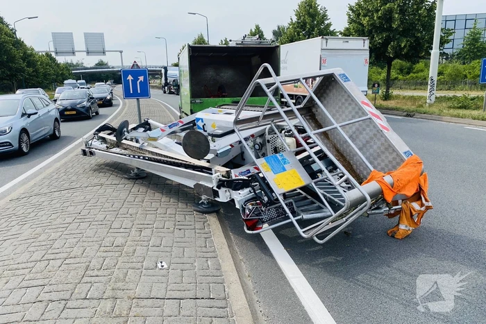 Hoogwerker valt van aanhanger