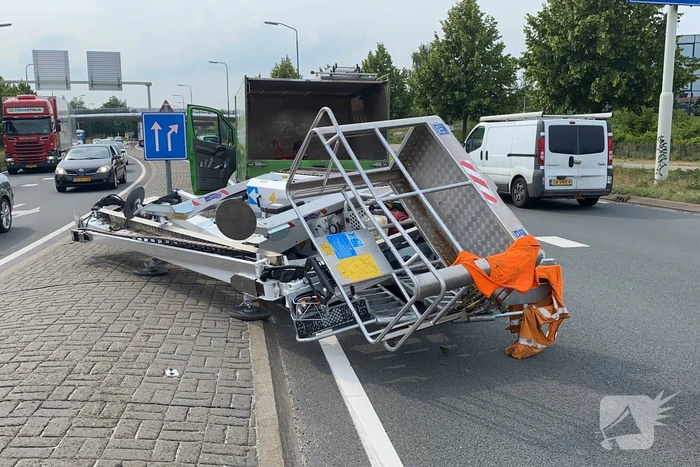 Hoogwerker valt van aanhanger