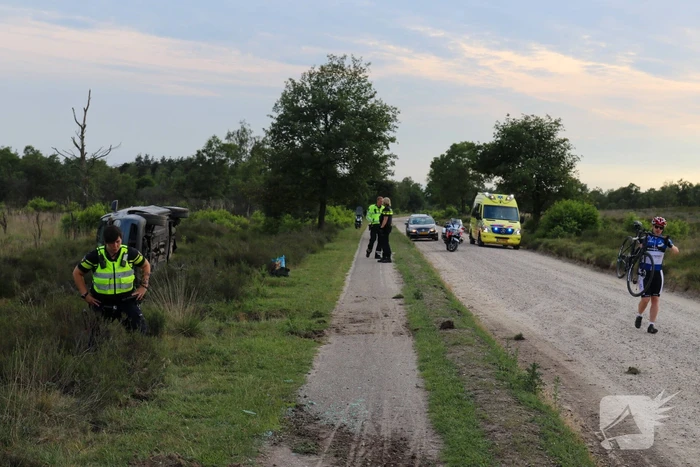 Auto belandt op kant in berm