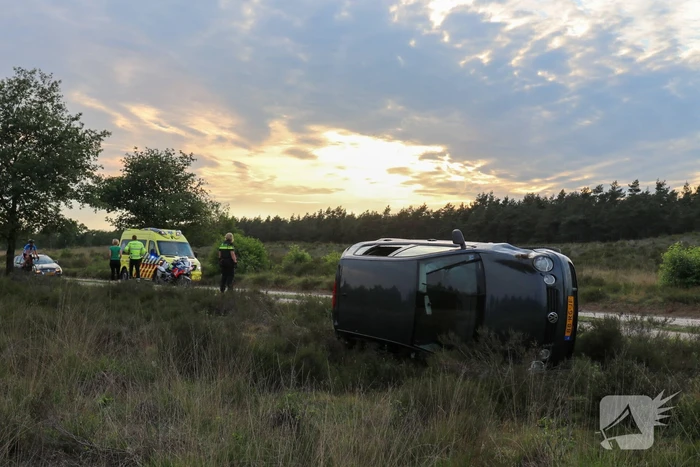 Auto belandt op kant in berm