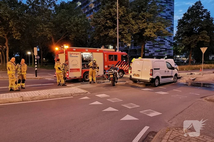 Bestelbus rijdt verkeerslicht uit de grond