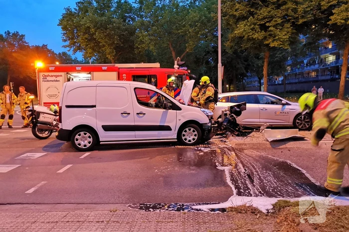 Bestelbus rijdt verkeerslicht uit de grond