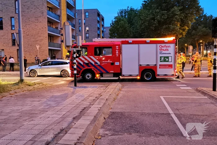 Bestelbus rijdt verkeerslicht uit de grond