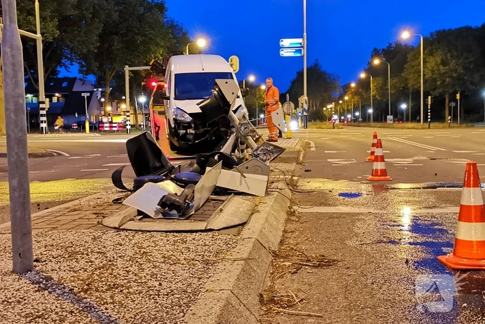 Bestelbus rijdt verkeerslicht uit de grond