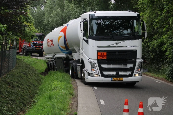Tankwagen met brandstof dreigt om te vallen