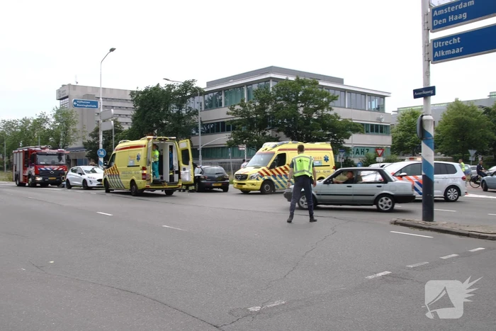 Auto en motor botsen op kruising