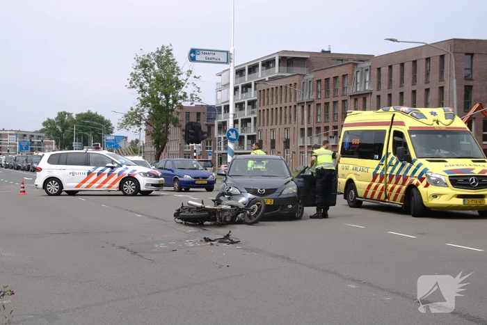 Auto en motor botsen op kruising