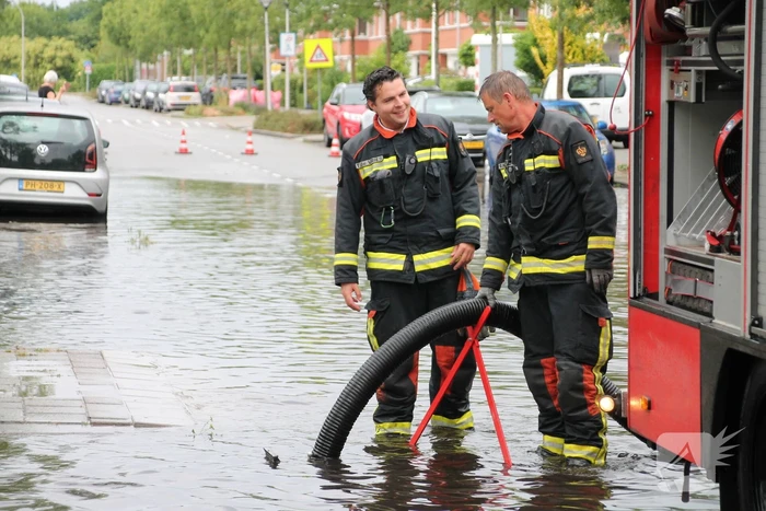 Stevige regenbui zet straten onder water