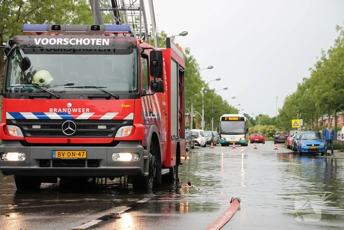 Stevige regenbui zet straten onder water