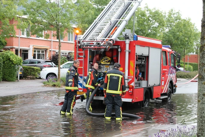 Stevige regenbui zet straten onder water