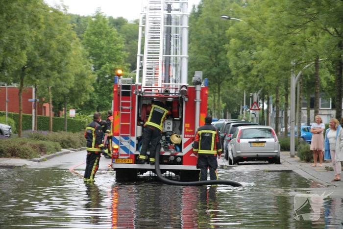 Stevige regenbui zet straten onder water