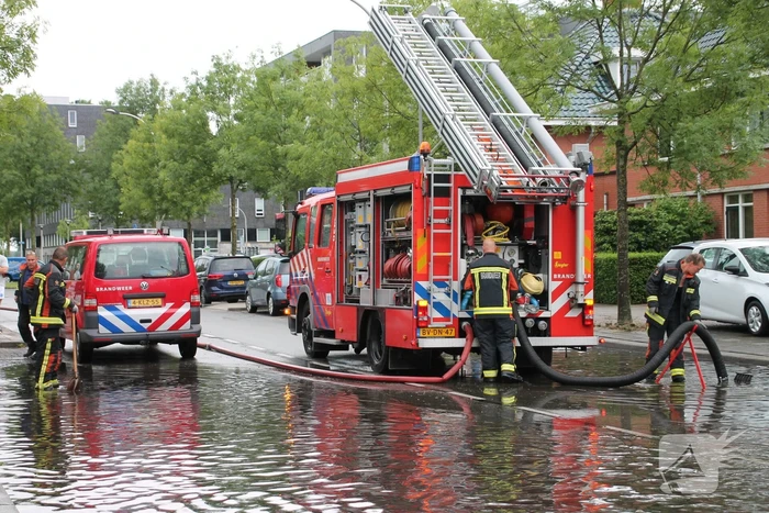 Stevige regenbui zet straten onder water