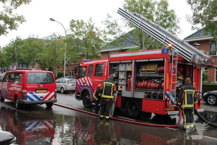 Stevige regenbui zet straten onder water