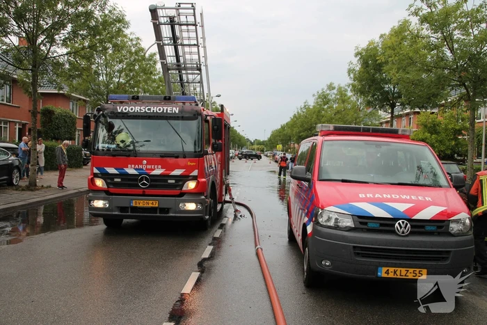 Stevige regenbui zet straten onder water