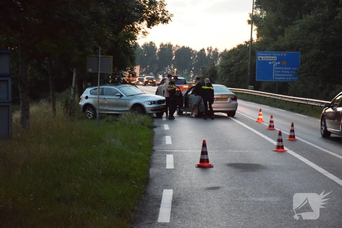 Auto vliegt uit de bocht en belandt op vangrail