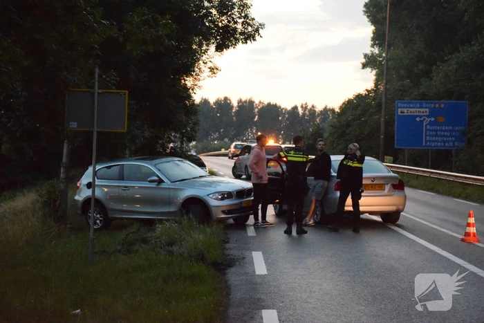 Auto vliegt uit de bocht en belandt op vangrail