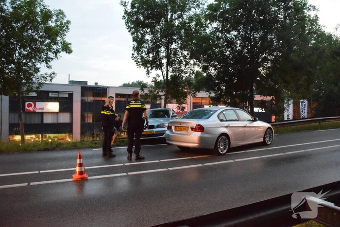 Auto vliegt uit de bocht en belandt op vangrail