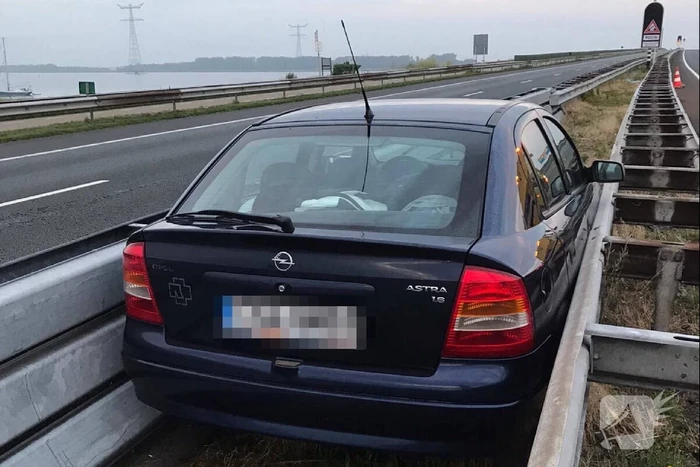 Auto rijdt zich vast op Ketelbrug