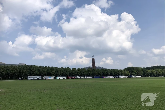 Touringcarbedrijven demonstreren op het Malieveld