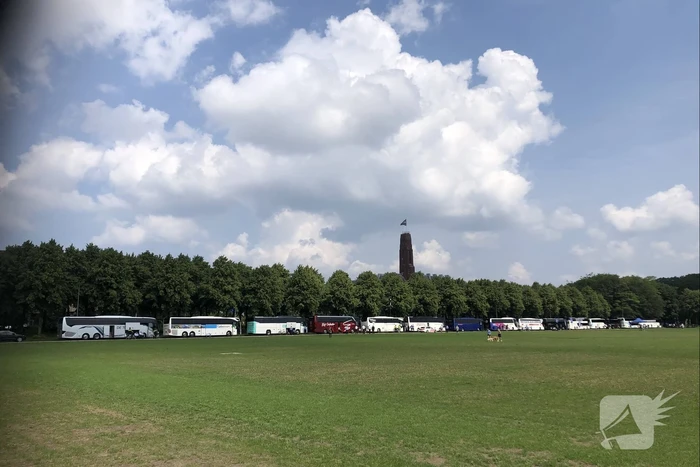 Touringcarbedrijven demonstreren op het Malieveld