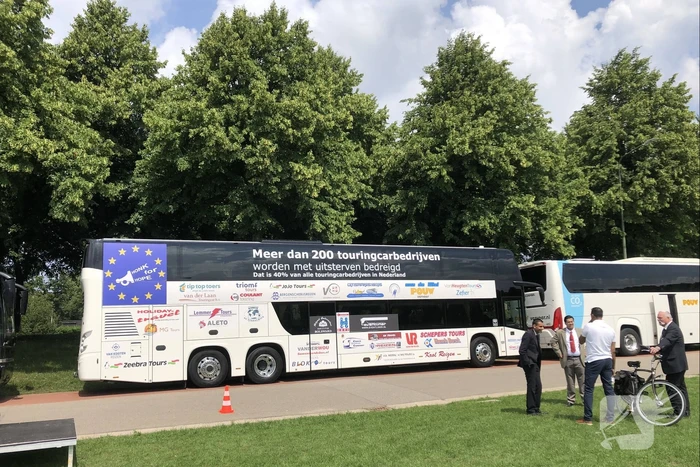 Touringcarbedrijven demonstreren op het Malieveld