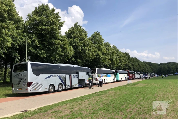 Touringcarbedrijven demonstreren op het Malieveld