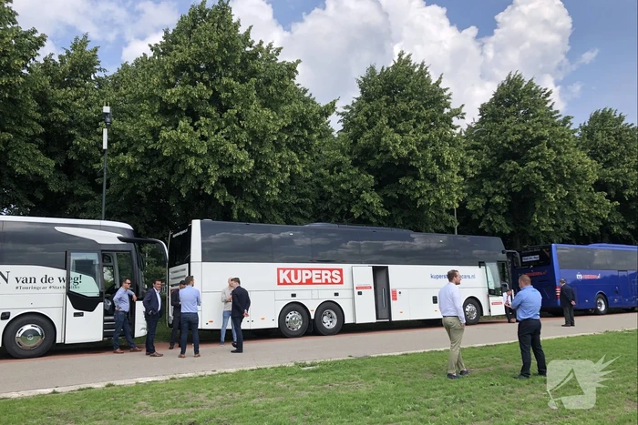Touringcarbedrijven demonstreren op het Malieveld