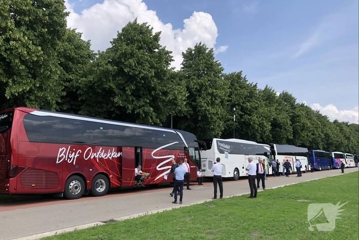 Touringcarbedrijven demonstreren op het Malieveld