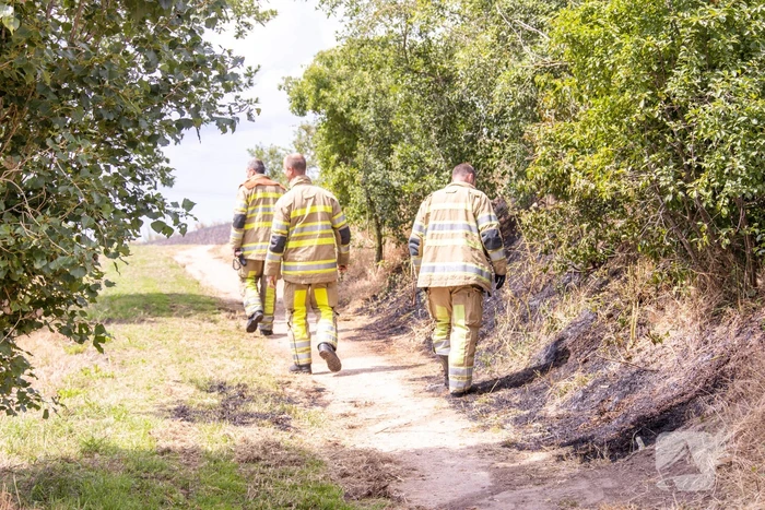Omwonenden blussen brand met tuinslang