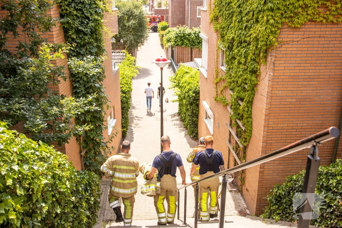 Omwonenden blussen brand met tuinslang