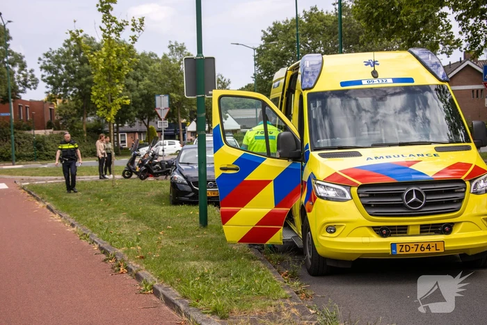 Jongedames op scooter gewond na aanrijding met personenauto