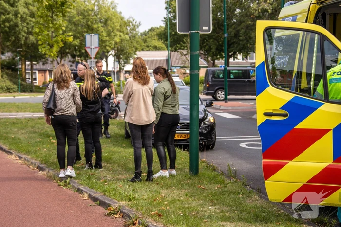 Jongedames op scooter gewond na aanrijding met personenauto