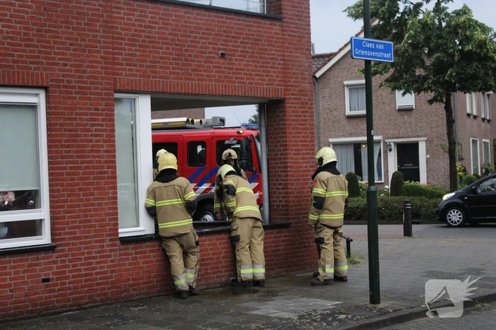 Huiskamer loopt vol met water