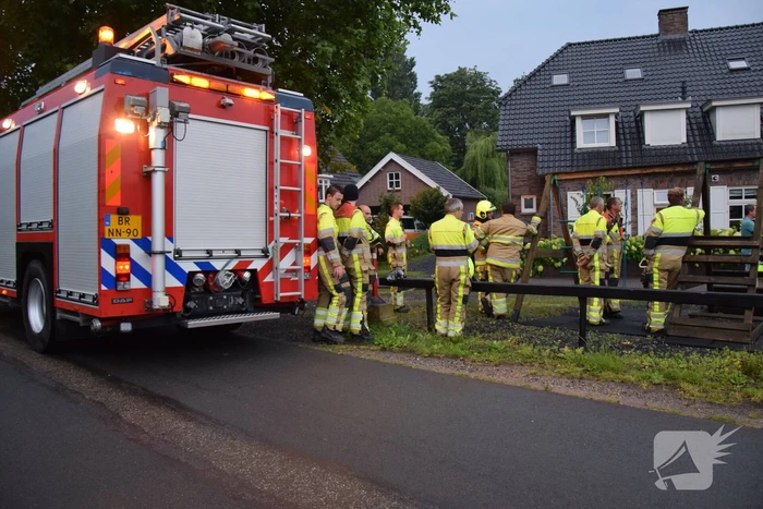Bliksem slaat in woning