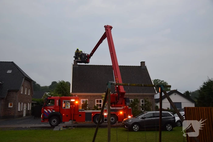 Bliksem slaat in woning